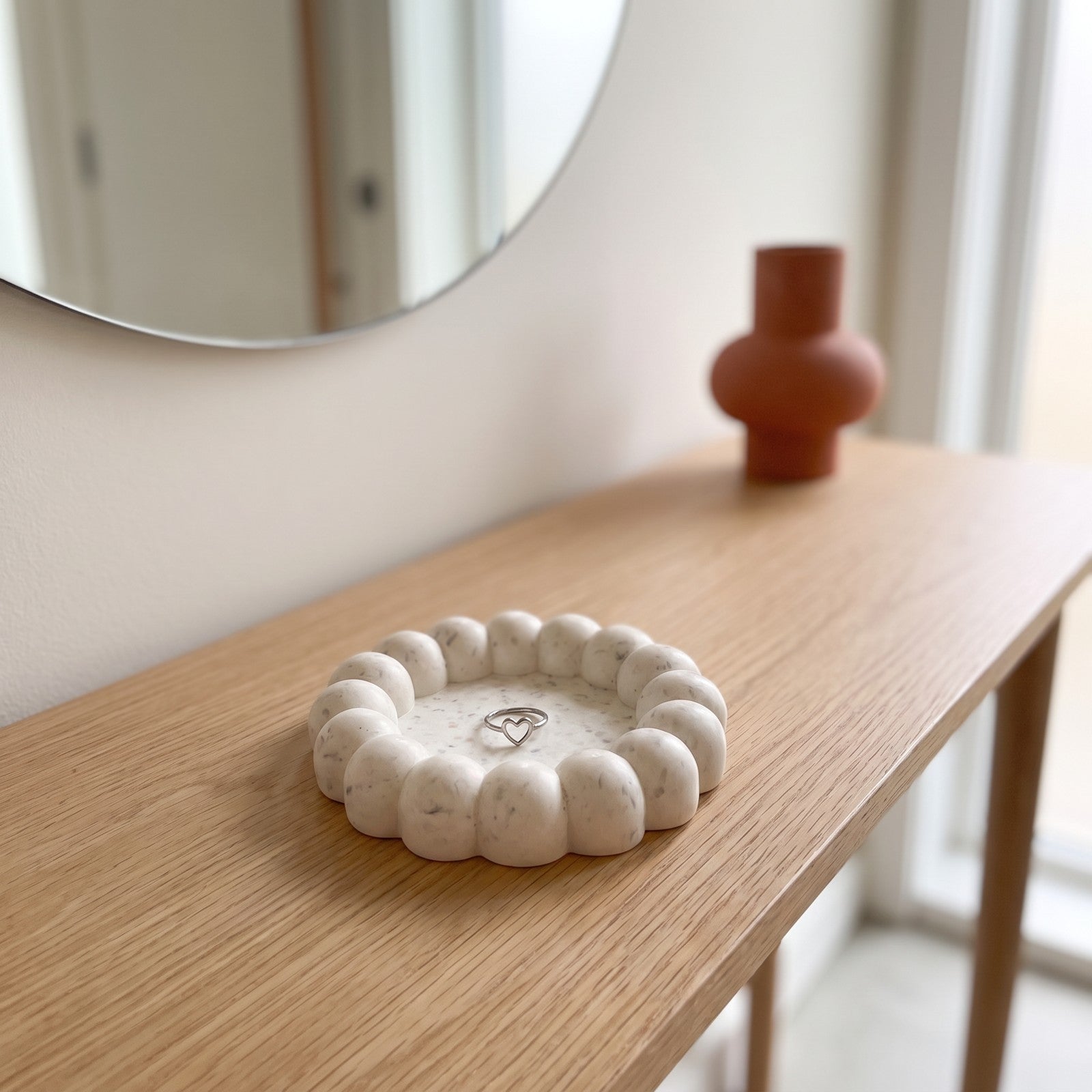 Coupelle Bubble petit modèle sur une console en bois clair dans une entrée contemporaine