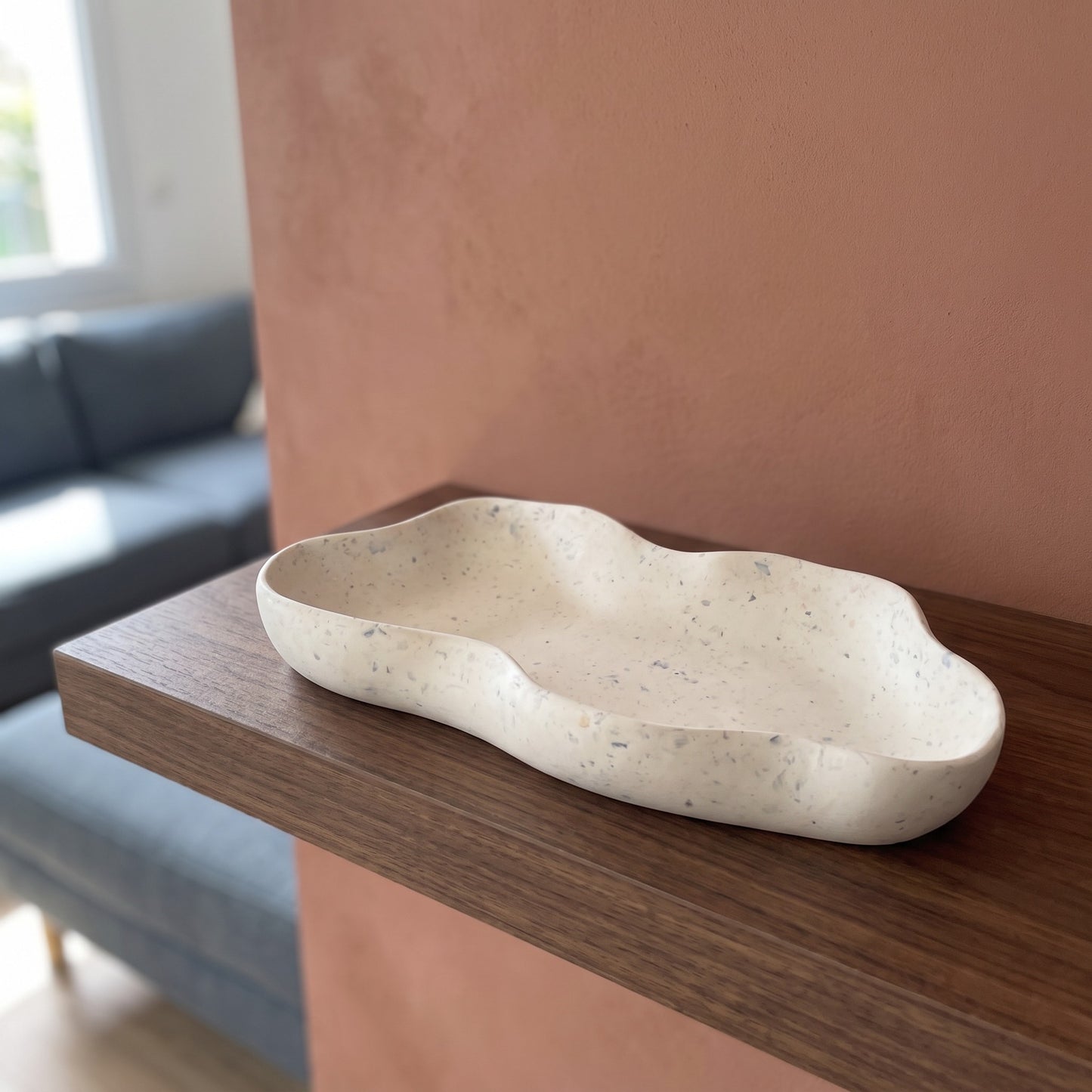 Vide-poche Bardot sur une étagère de salon contemporaine