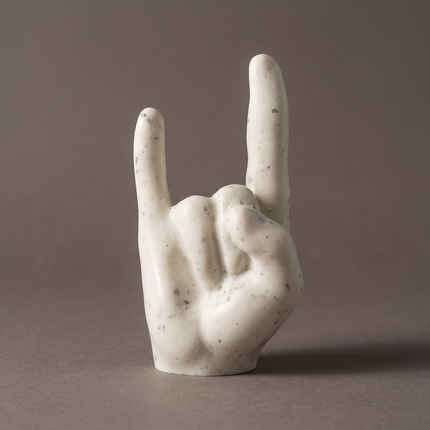 Main rock décorative en coquillages recyclés sur fond taupe