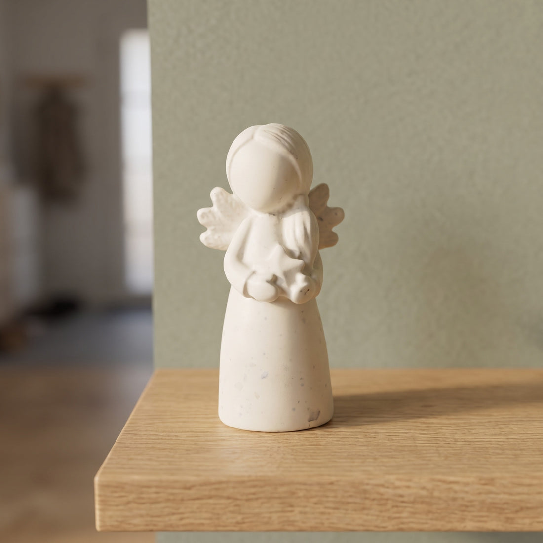 Mini fée artisanale sur une tablette dans une entrée contemporaine