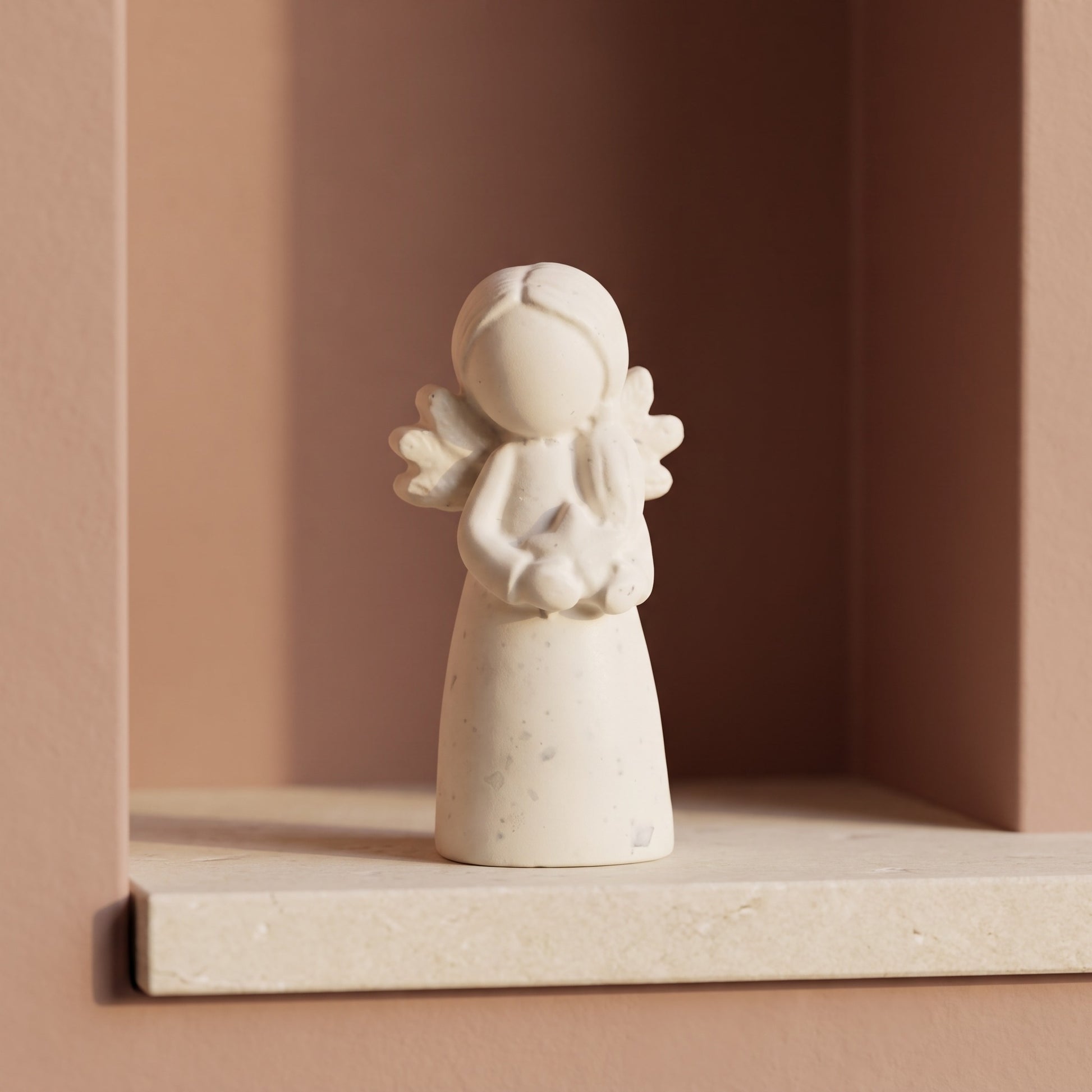 Mini fée artisanale dans une niche du salon
