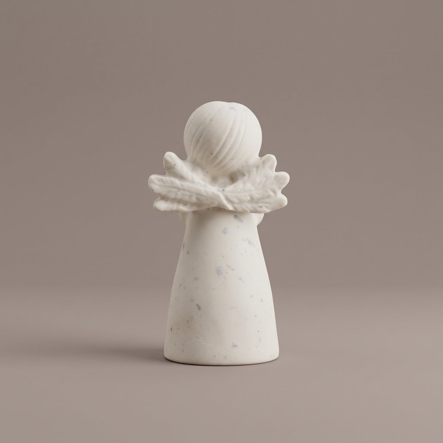 Vue de dos de la mini fée, ailes en relief et robe lisse