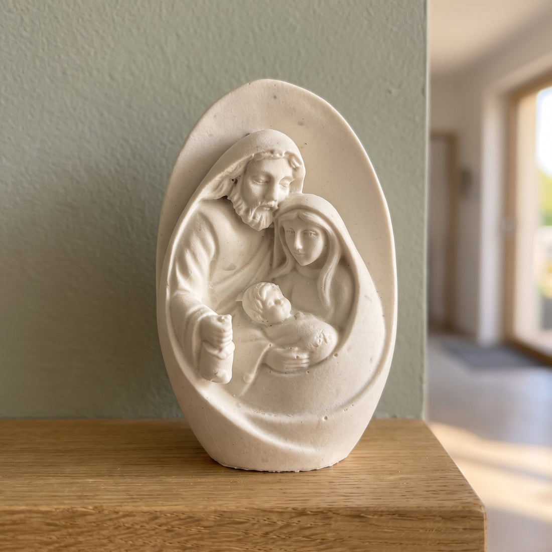 Œuf décoratif de la Sainte Famille sur une tablette dans une entrée contemporaine