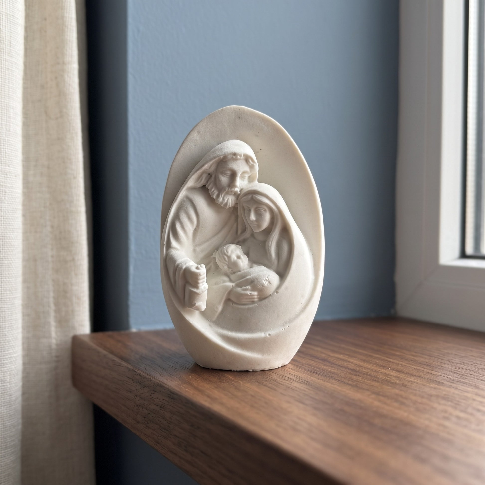 Sainte Famille en relief sur un œuf décoratif dans une chambre moderne
