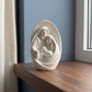 Sainte Famille en relief sur un œuf décoratif dans une chambre moderne