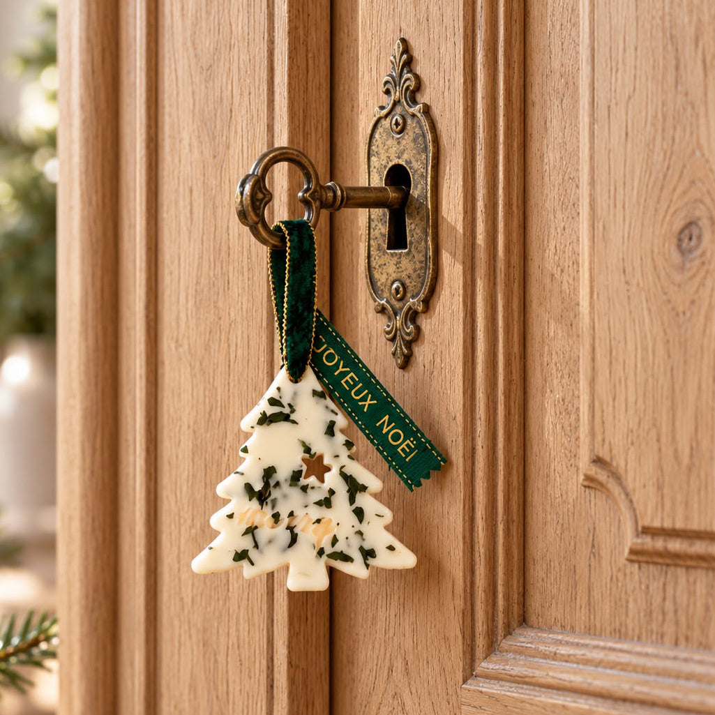Sapin parfumé suspendu à la clé d’une armoire