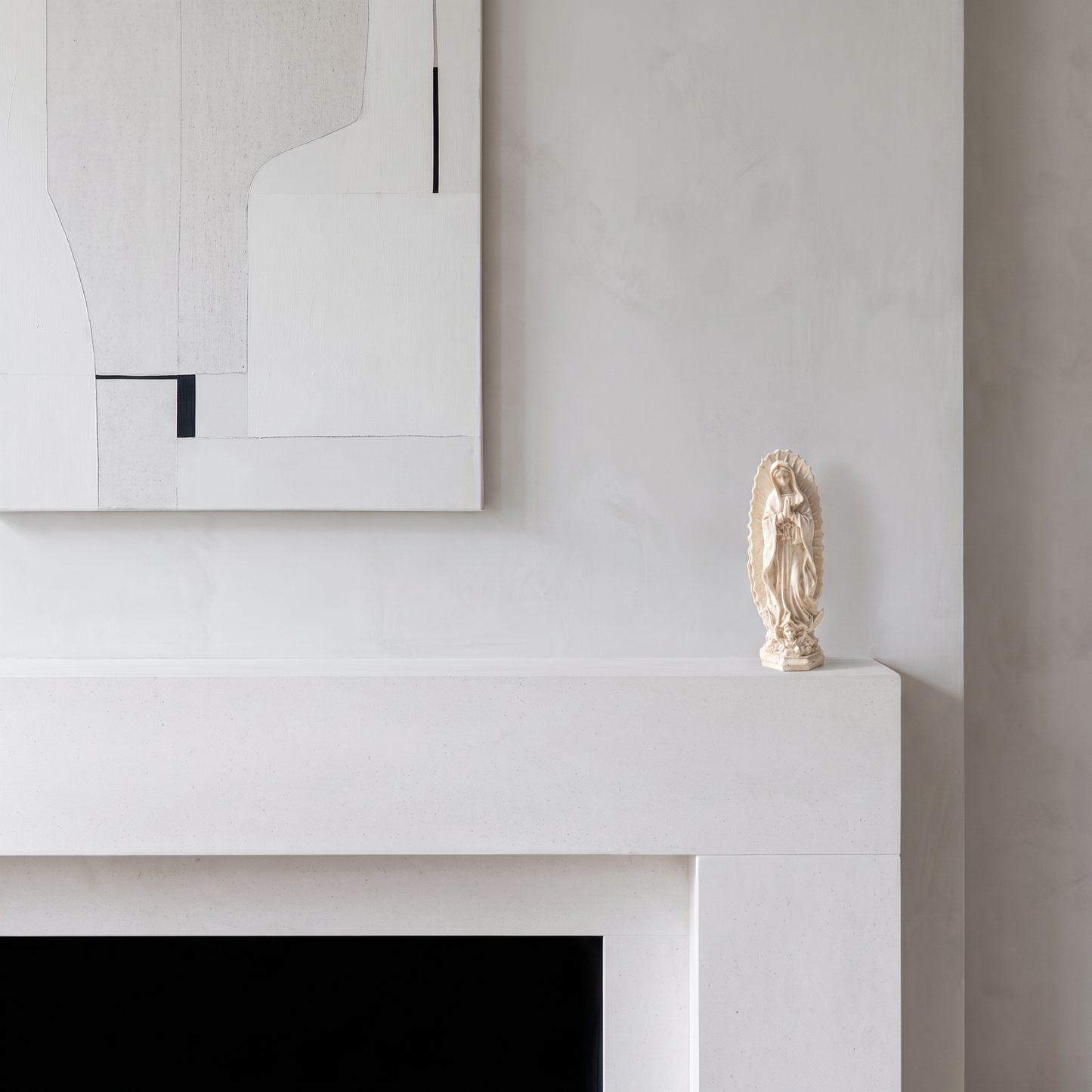 Petite statuette de la Sainte Vierge sur une cheminée contemporaine
