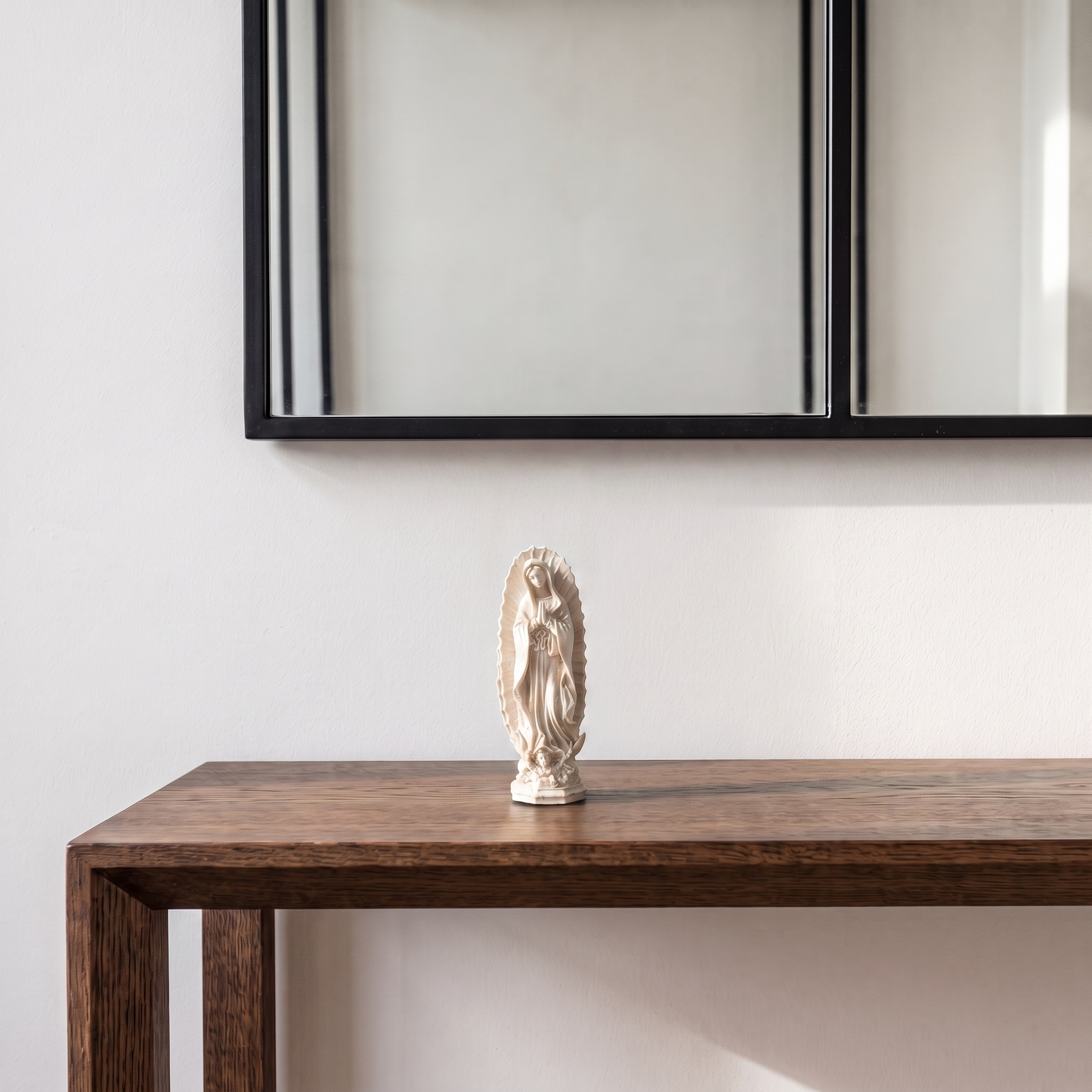 Petite statuette de la Sainte Vierge sur une console dans une entrée moderne