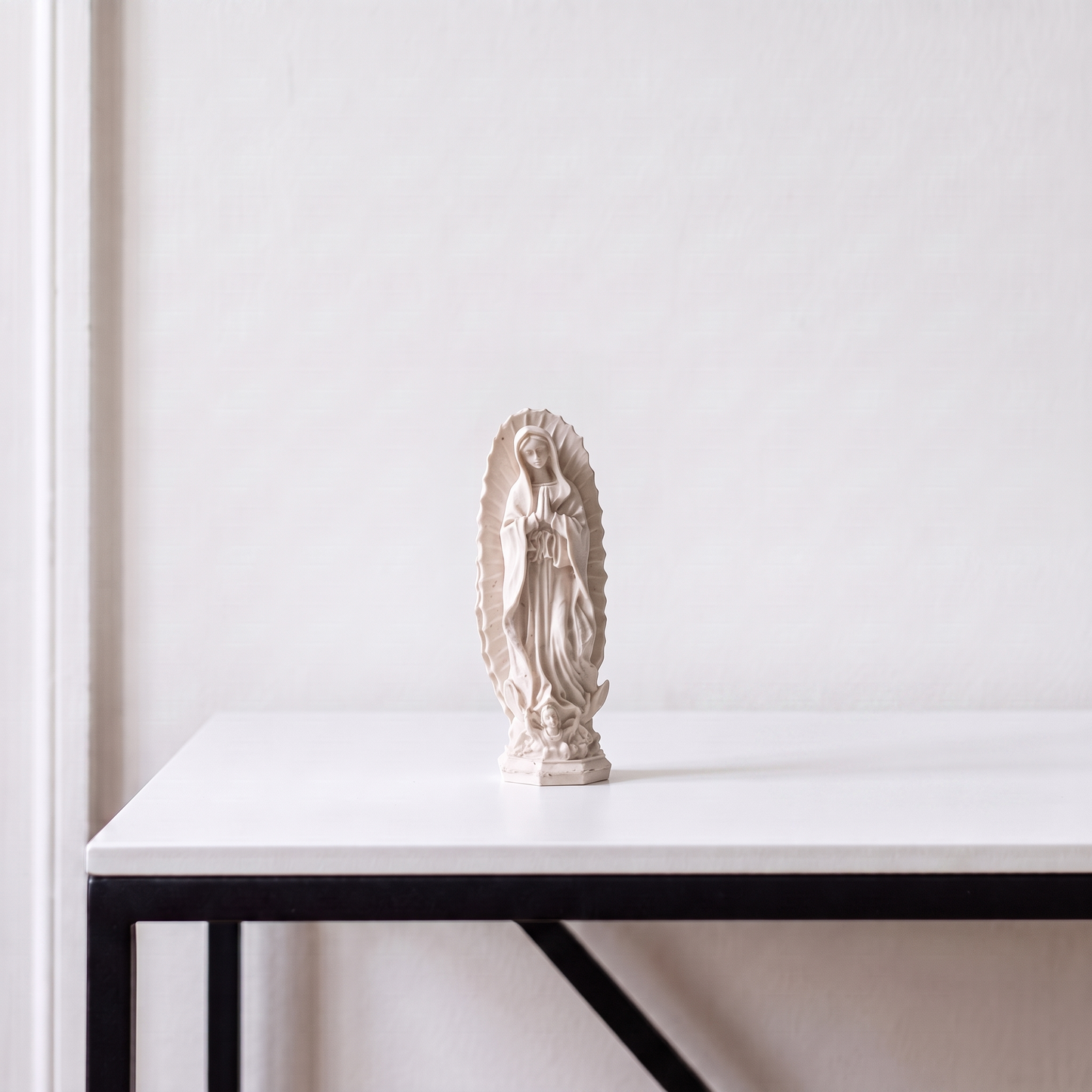 Petite statuette de la Sainte Vierge artisanale dans un intérieur moderne