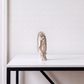 Petite statuette de la Sainte Vierge artisanale dans un intérieur moderne