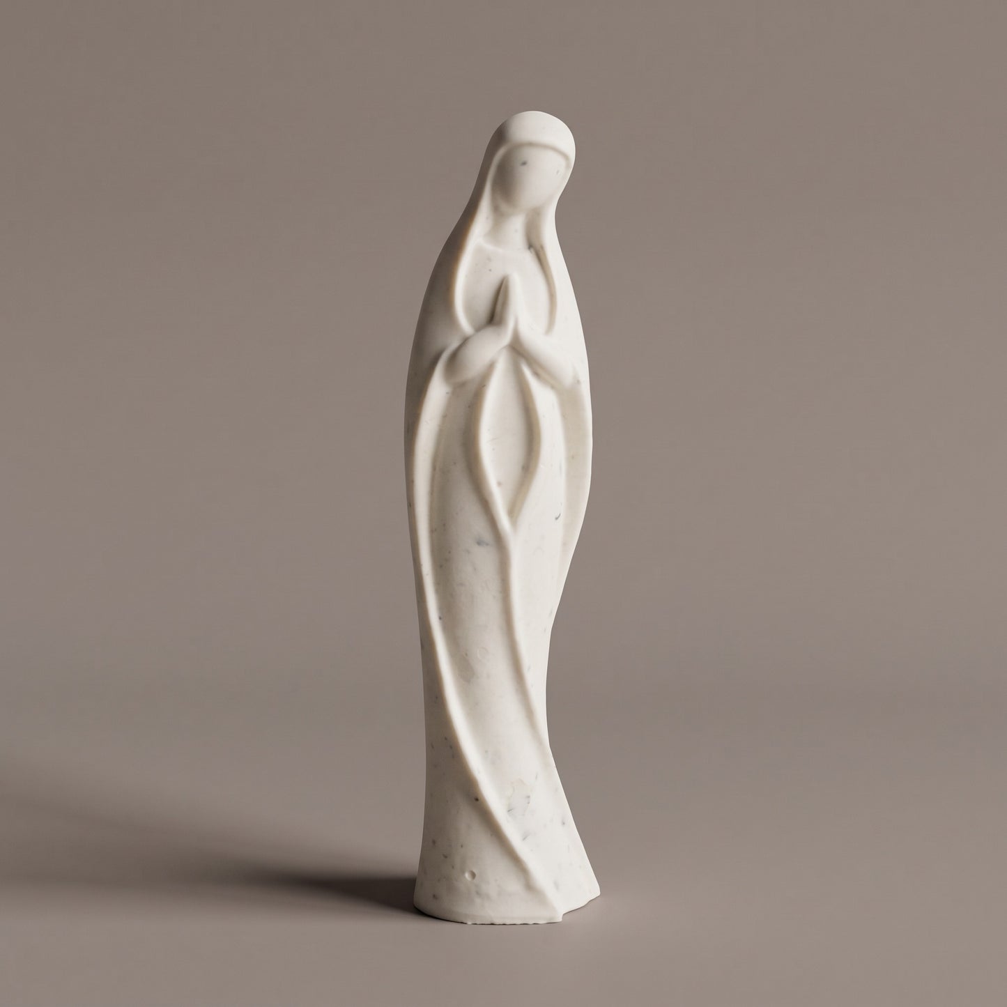 Statuette artisanale de la Vierge Marie en prière, vue de face