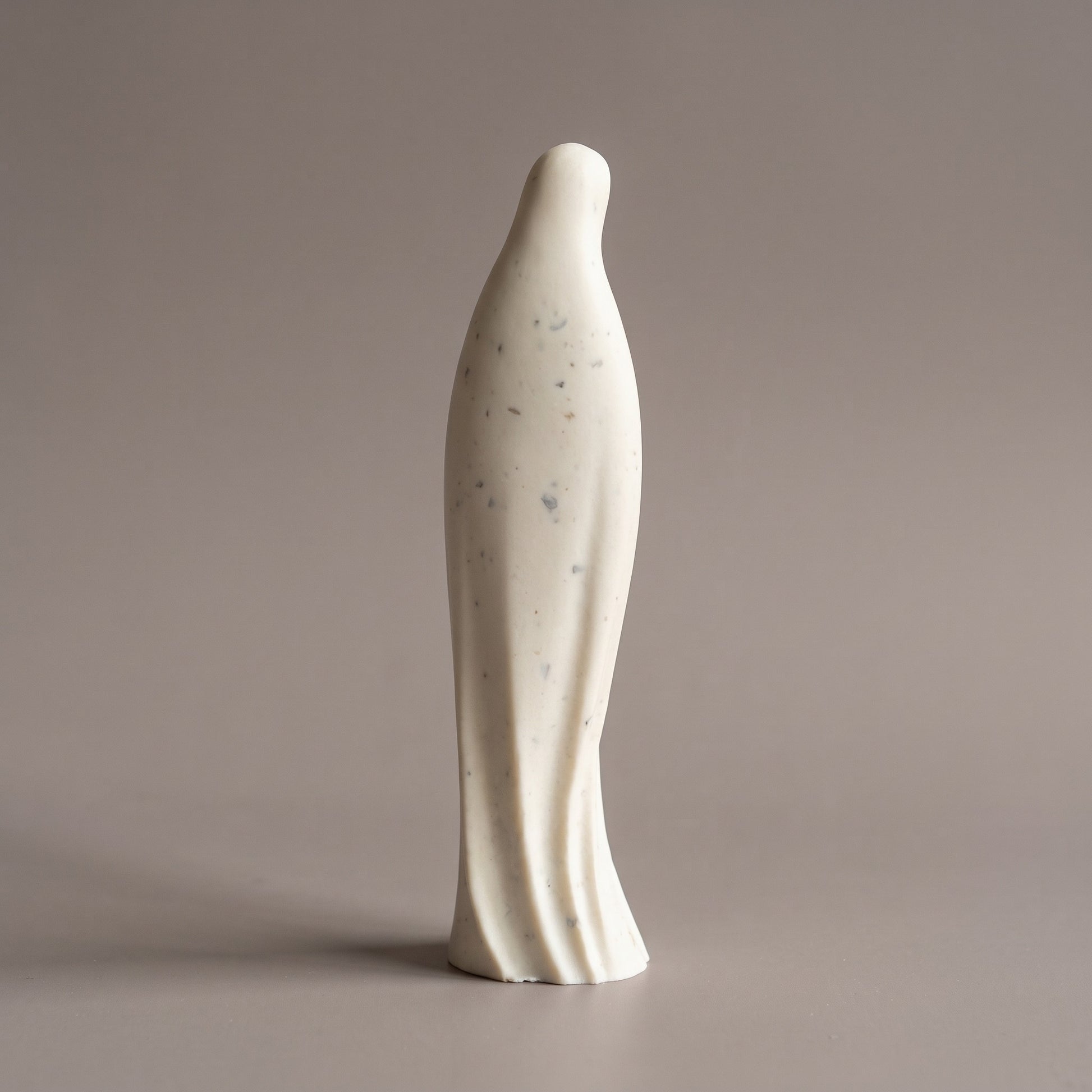 Statuette de la Vierge Marie, vue de dos et plis du voile