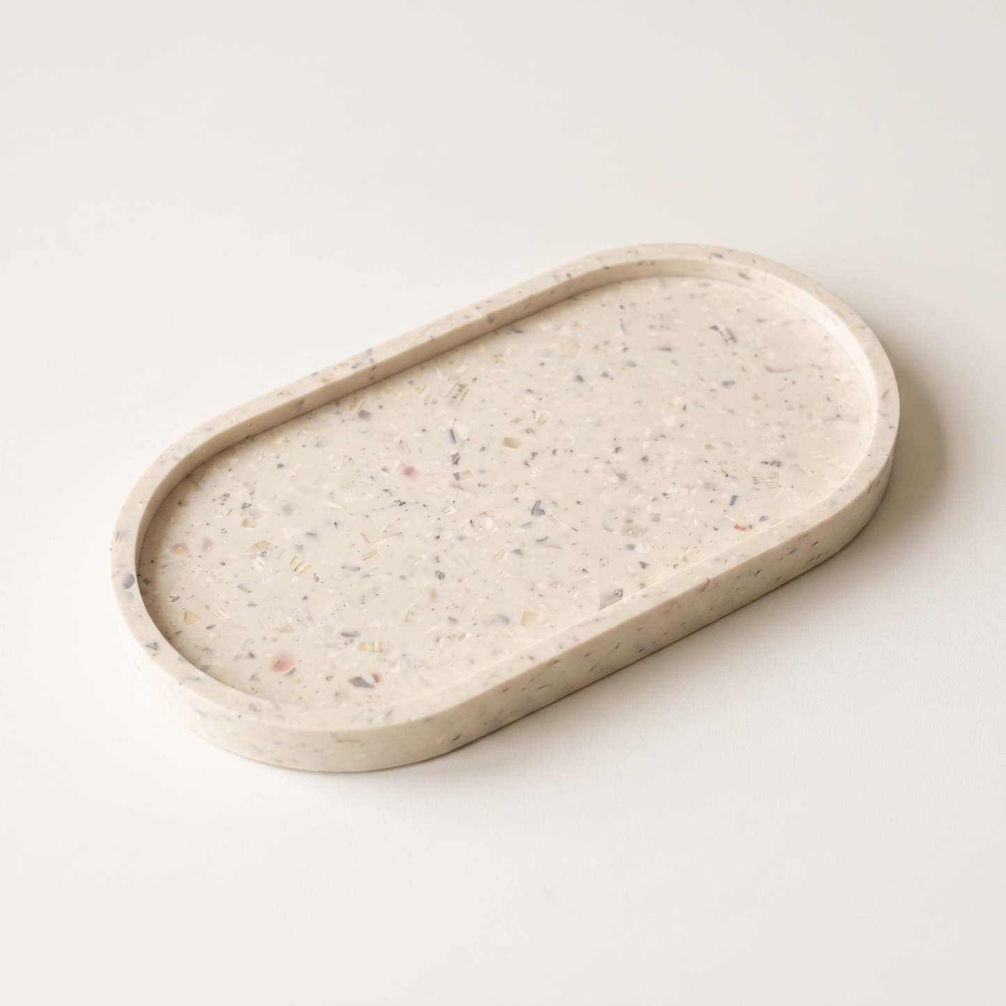 Vide-poche ovale artisanal en terrazzo coquiller ivoire