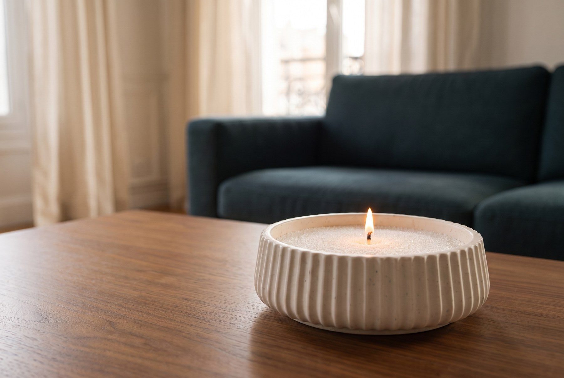 Une bougie de sable dans son contenant artisanal, dans un salon contemporain